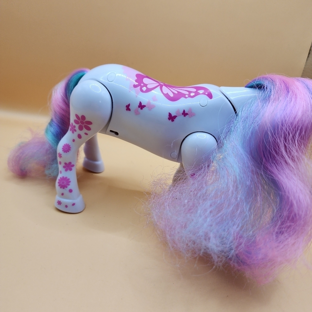 Little Live Pets Shimmer Dancing Unicorn Interactive Lights & Sounds - Picture 4 of 7
